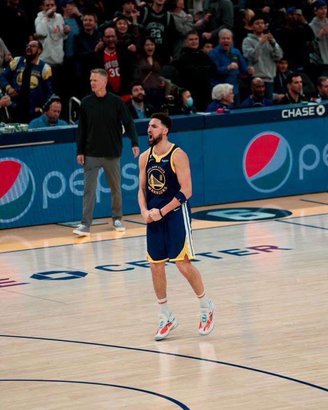 天天盈球下载-【现场】大通中心疯狂一夜 勇士彰显伟大的冠军之心