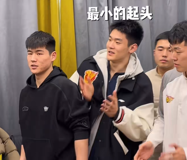 广东为胡明轩庆生!杜锋高待遇,多人摁头往蛋糕砸,想报复却未果