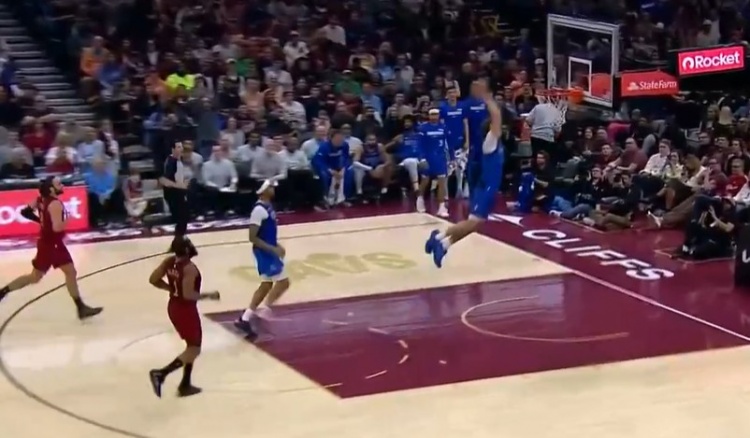 天天盈球下载-终于秀一个！骑士失误被打反击 弗拉格快下1打0双手滑翔暴扣！