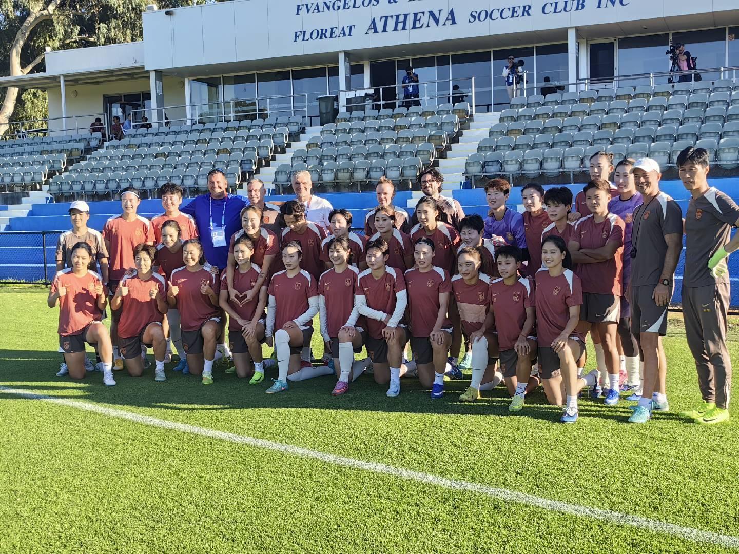 中国女足珀斯最后一练，场地工作人员与全队合影留念